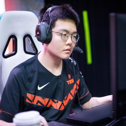 在LOL游戏中如何培养稳健的心态与技巧，让你在紧张对局中游刃有余——探秘‘稳健的我’的成长之路